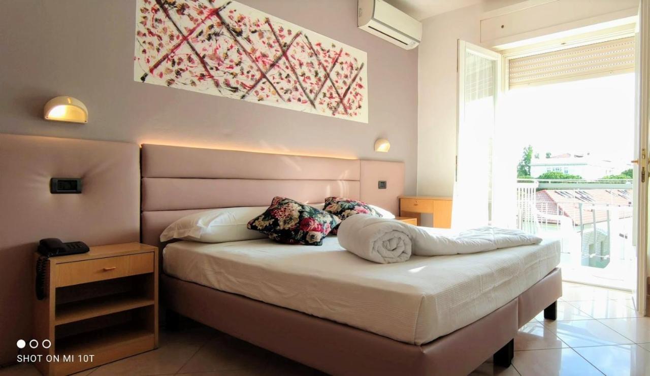 ריצ'יונה Hotel Villa Platani מראה חיצוני תמונה